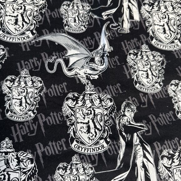 Harry Potter Cotton Fabric 52x41” Black & White Gryffindor House Crest - Picture 5 of 5